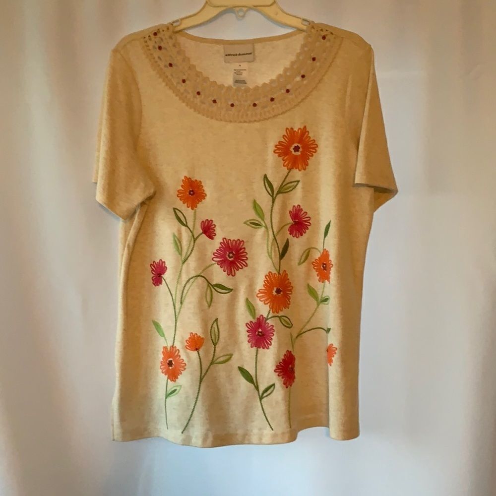 Alfred Dunner Medium NWOT knit top. Crocheted flowers and crocheted scoop neck